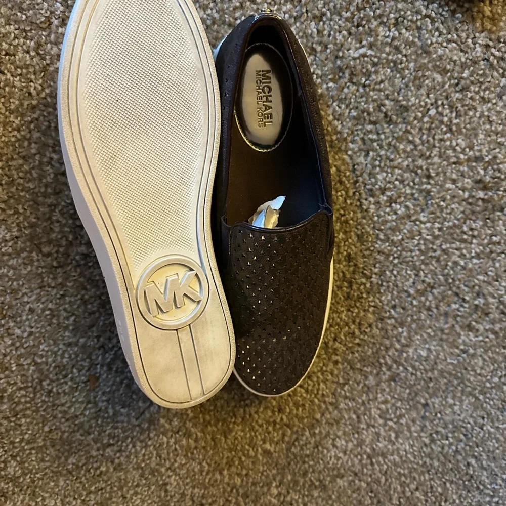 Beautiful brown suede Lake with gold accent, Michael Kors slides - Picture 6 of 6